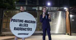 La Nación / Activistas de Greenpeace robaron de estatua de cera de Macron