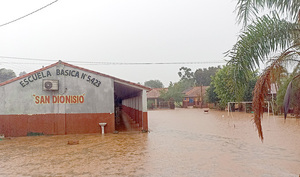 Intensa lluvia puso en apuros de nuevo a conductores y pobladores de zonas bajas - La Clave