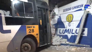 Bus se estrella contra un edificio tras ser impactado por una camioneta en Asunción