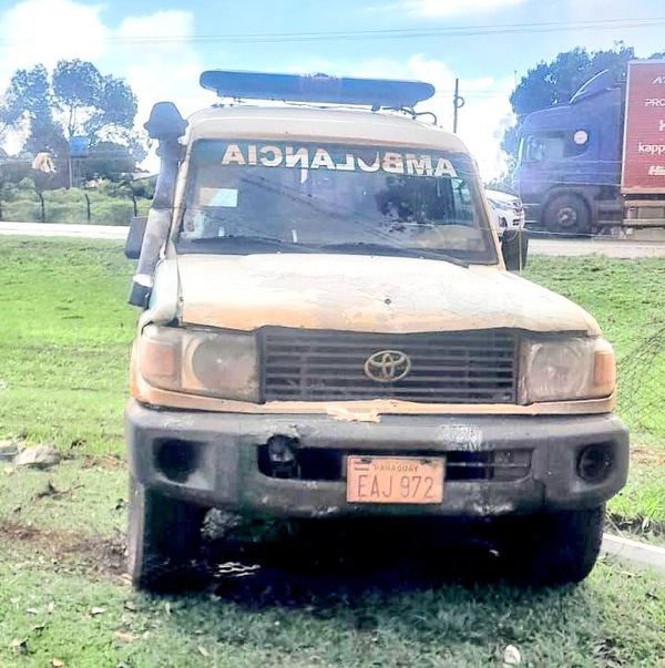 Ambulancia con embarazada a bordo pierde los frenos y choca contra cercado - La Clave