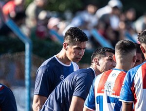 Versus / ‘Topo’ Cáceres ganó dos partidos, perdió cinco y dejó el banquillo de Hayes