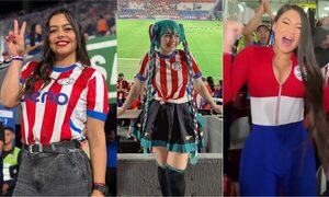 (GALERÍA) ¡Mirá cómo lucieron las faranduleras y doñas de peloteros para ver el partido de la Albirró!