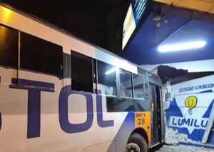 (Video)Tras choque con camioneta, colectivo fue a parar por un local en pleno microcentro