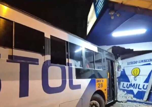 (Video)Tras choque con camioneta, colectivo fue a parar por un local en pleno microcentro
