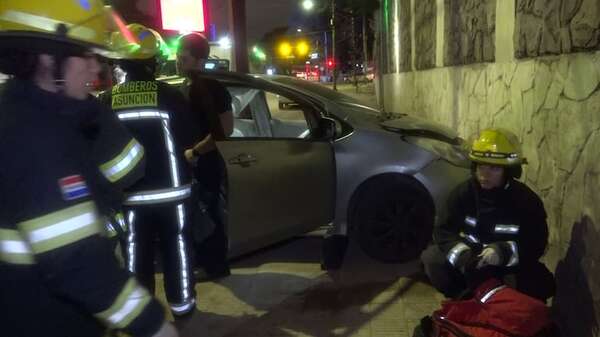 Chocó contra columna frente al Buen Pastor y culpó a la arena en la calle - Policiales - ABC Color