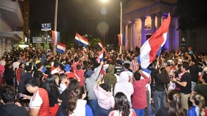 Festejo albirrojo por la victoria que renueva la esperanza mundialista