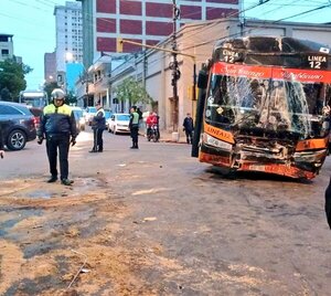 Choque entre bus y camioneta deja cuantiosos daños materiales en Asunción | Unicanal