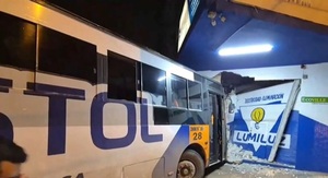 Ómnibus choca contra auto por falla de semáforos