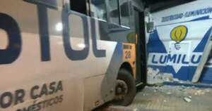 La Nación / Accidente en el microcentro de Asunción deja cuantiosos daños materiales