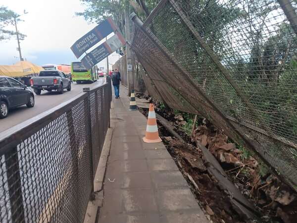 Desprendimiento de vallado obliga a clausurar cruce peatonal de Paraguay a Brasil - ABC en el Este - ABC Color