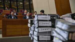 Nenecho lleva a Diputados una marea de biblioratos que "justifican" uso de G. 500.000 millones
