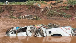 Camionetas arrastradas por el agua en Ñemby son ubicadas por TikTok y fueron rapiñadas