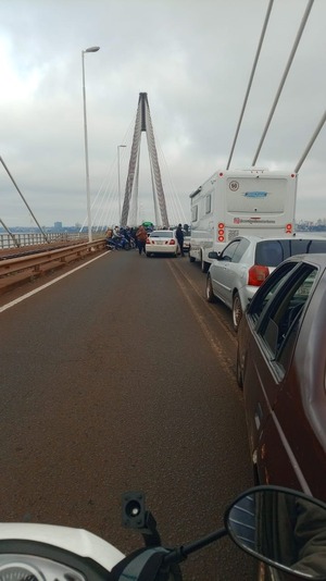 Protesta en Encarnación: Cierran puente fronterizo por medidas de Milei - ADN Digital