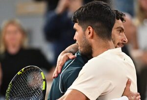 Versus / Alcaraz se clasifica a la final de Roland Garros tras abandono de Musetti