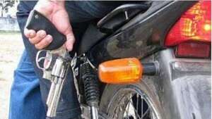 PJC: delincuentes se llevan una moto tras forcejeo con su víctima, una adolescente de 14 años  - Nacionales - ABC Color