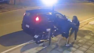 Video: Le bloquean el paso con un auto para robarle la moto en Villa Elisa