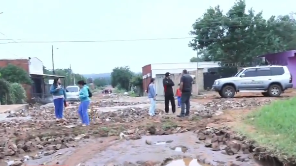 Barrio de Capiatá se transformó en zona de guerra tras temporal: El empedrado desapareció