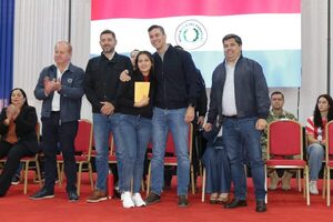 En histórico acto, Yacyretá entrega centenares de títulos de propiedad y millonarios aportes sociales en Encarnación