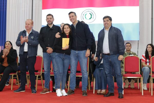 En histórico acto, Yacyretá entrega centenares de títulos de propiedad y millonarios aportes sociales en Encarnación