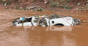 Rapiñan camionetas arrastradas por raudal en Ñemby - Noticiero Paraguay
