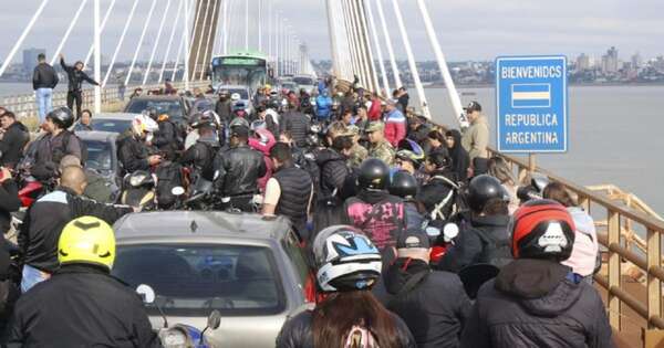 Diario HOY | Trabajadores fronterizos bloquean puente Encarnación-Posadas y denuncian rigurosos controles