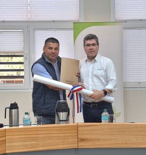 Municipalidad de Boquerón recibió plano oficial del casco urbano de Neuland