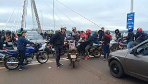 Paseros bloquean puente por controles aduaneros en Argentina - Noticiero Paraguay