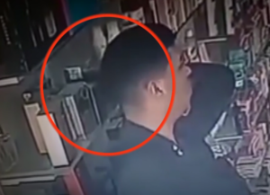 Agente de la policía habría robado perfumes de una farmacia - trece