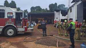 Un local de autopartes y una camioneta son consumidos por el fuego en Ciudad del Este