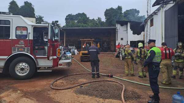 Un local de autopartes y una camioneta son consumidos por el fuego en Ciudad del Este