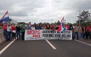 Vecinos de San José, continúan con la medida de fuerza contra el MOPC, por reapertura de accesos a sus comunidades - Noticiero Paraguay