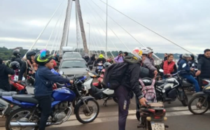 Rechazo a medidas de Milei: Trabajadores cierran paso fronterizo entre Encarnación y Posadas