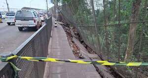 La Nación / El MOPC clausuró el paso peatonal de acceso al Puente de la Amistad, por desprendimiento