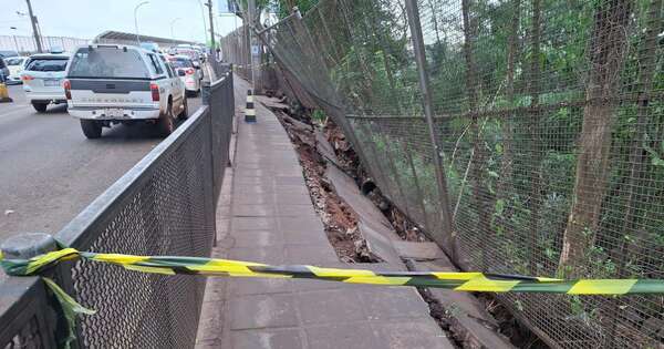 La Nación / El MOPC clausuró el paso peatonal de acceso al Puente de la Amistad, por desprendimiento