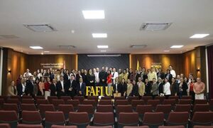 Impulsan curso de lenguaje de señas en la FAFI-UNE