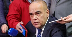 Ahora Bachi quiere expulsar al embajador francés por decir que Santi viaja mucho