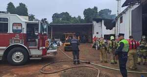 Diario HOY | Incendio consumió depósito de autopartes en Ciudad del Este