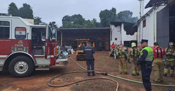 Diario HOY | Incendio consumió depósito de autopartes en Ciudad del Este