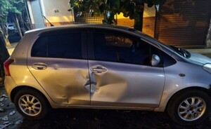 Choque entre una moto y automóvil deja un lesionado 