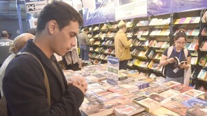 Con Fiesta de las Naciones y ofertas literarias cierra la FIL