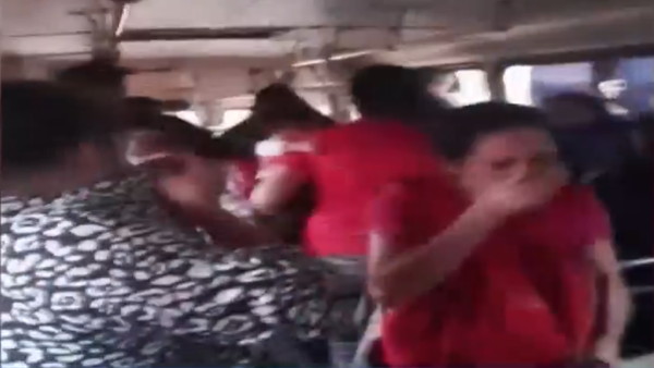 Pasajeros de colectivo inhalaron gas pimienta durante pelea entre policías de tránsito y chofer