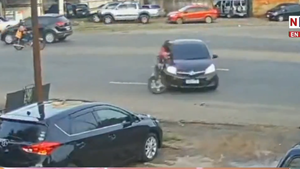 Video: Tras giro en forma de "u", conductor se fuga por causar accidente
