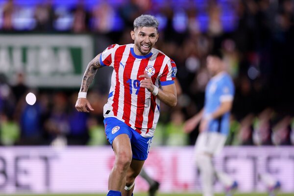 Julio Enciso, en los libros de historia con el gol 1000 de la Albirroja