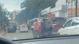 Video: Un extranjero y una mujer llegan a los golpes en pleno tránsito de CDE