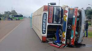 Presunta carrera de buses termina en violento accidente - ABC en el Este - ABC Color