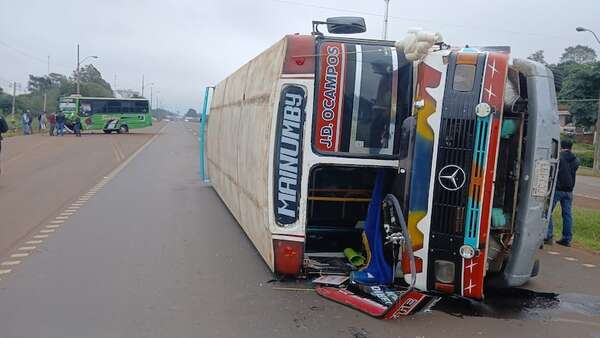 Presunta carrera de buses termina en violento accidente - ABC en el Este - ABC Color