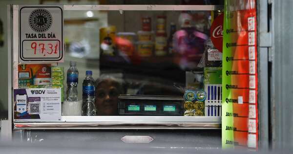 La Nación / Venezuela suma 50 arrestos buscando frenar suba del dólar paralelo