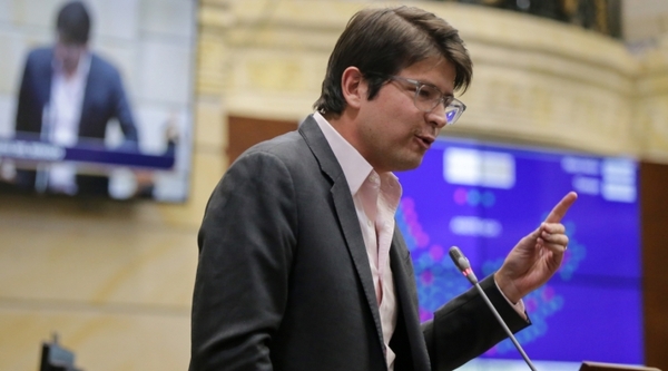 Grave ataque a precandidato de derecha sacude la campaña presidencial en Colombia