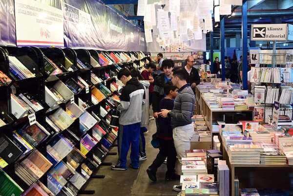 La FIL Asunción se despide premiando a Alcibiades González Delvalle y Renée Ferrer - Literatura - ABC Color