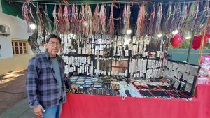 Un artesano recorre hace 34 años el país regalando historias y amor